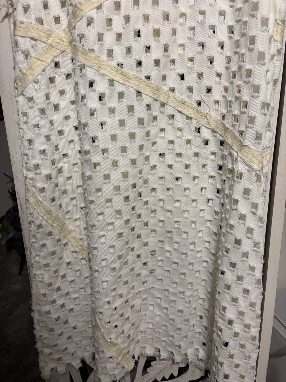 Women's White & Cream Sleeveless Textured Shift Dress - Picture 3 of 6